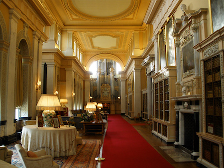 Pasillo largo con alfombra roja y decoraciones ornamentadas dentro de Blenheim
