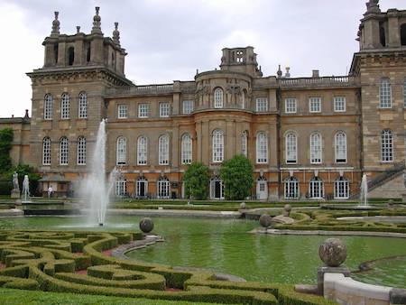 Palacio de Blenheim con laberinto en frente