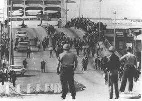 Policía esperando manifestantes