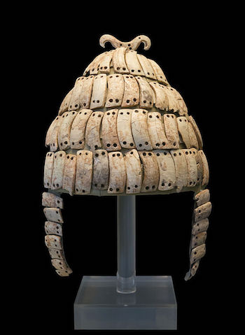 Casco de colmillo de jabalí
