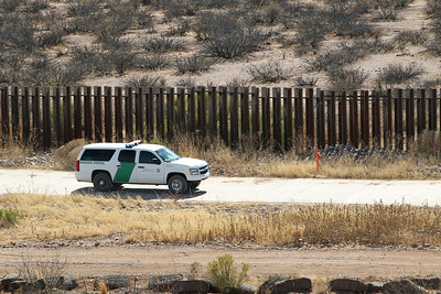 Patrulla Fronteriza a lo largo de la frontera de Arizona y México