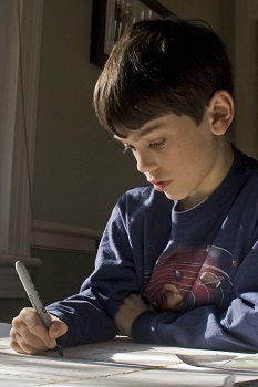 Imagen de niño completando la tarea