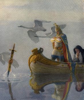 Imagen: El Rey Arturo se encuentra en un barco frente a Merlín. Ambos miran una espada que una mano levanta del agua.