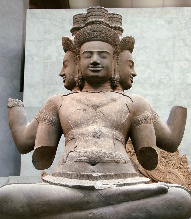 Imagen de una estatua de un dios con cuatro cabezas y cuatro brazos.