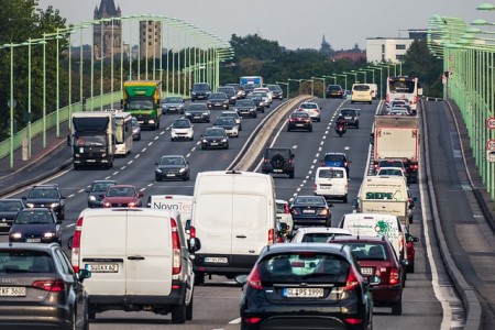 Coches circulando en ambas direcciones a través de un puente.