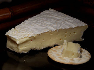 Una imagen de queso brie.