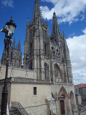 Una estructura de varios pisos con torres simétricas y arcos apuntados.
