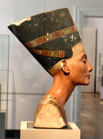 Una vista lateral del busto de Nefertiti.