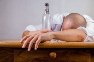 hombre con botella de alcohol