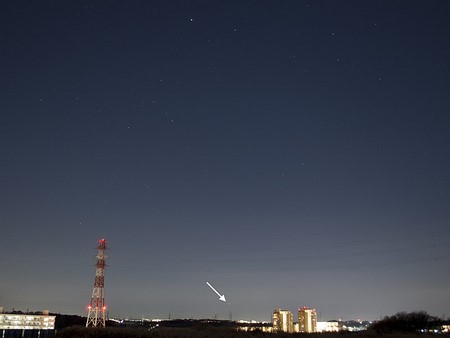 Una fotografía del cielo nocturno de Tokio con una flecha que apunta a Canopus en la parte inferior de la imagen.