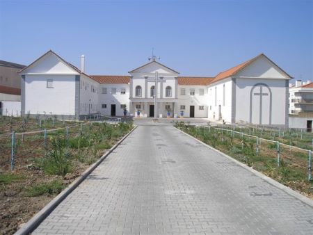 La imagen muestra el exterior de un edificio blanco conocido como el Convento del Sagrado Corazón de Jesús en Beja, Portugal.