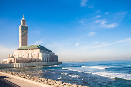 Mezquita en Casablanca rodeada de hermosas olas del océano
