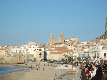 Vista de la Catedral de Cefalu desde la playa