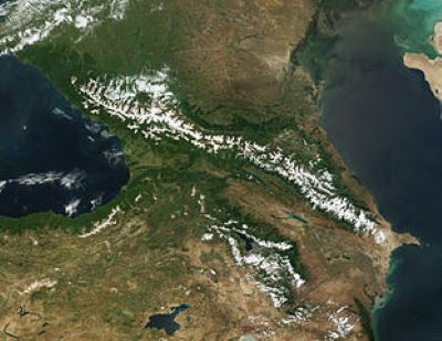 Imagen de satélite que muestra dos cadenas montañosas cubiertas de nieve paralelas entre sí.