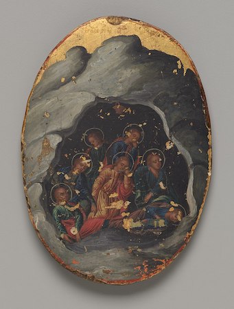 Una pequeña pintura de forma ovalada que representa siete figuras dormidas con halos en una cueva.