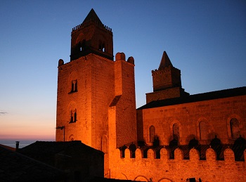 El exterior sobrio de la Catedral de Cefalu