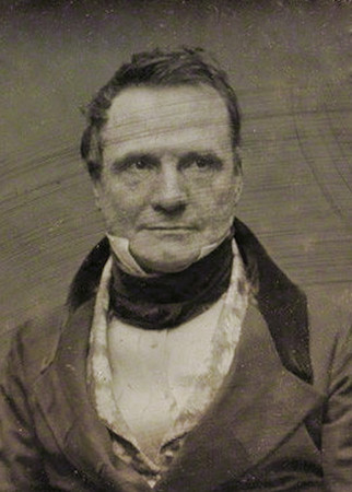 Daguerrotipo en blanco y negro muestra a Charles Babbage con traje