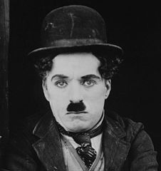 Fotografía en blanco y negro de Charlie Chaplin como Little Tramp