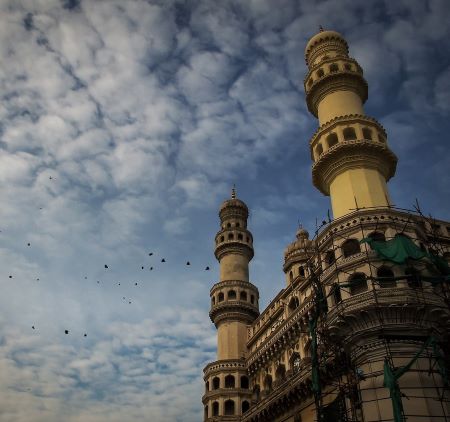 Fotografía centrada en dos de los imponentes minaretes de Charmina.