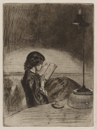 Un dibujo con bocetos tonales de una mujer leyendo junto a una lámpara.