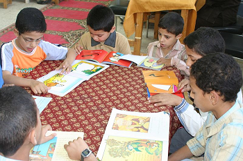 Niños mirando libros ilustrados