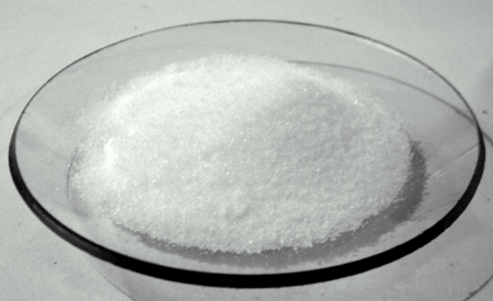 Cloruro de potasio en forma de polvo blanco.