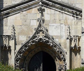 Arco Ogee en una parte de una iglesia en Inglaterra