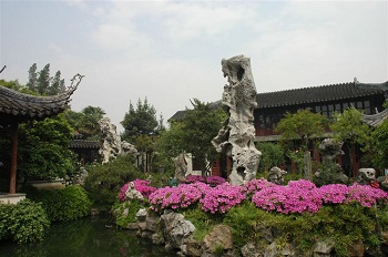 Roca con textura del lago Tai en un jardín.