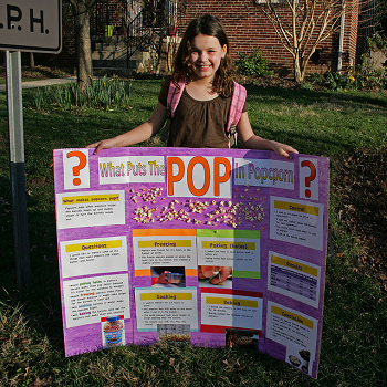 Una niña mostrando su proyecto terminado.