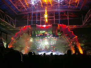 Imagen de luces intermitentes en un concierto.