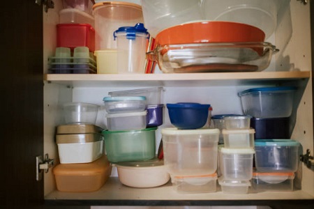 Polímeros de uso común en la vida cotidiana, recipientes de plástico utilizados para almacenar alimentos y otras cosas.