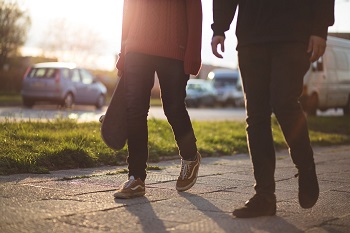 pareja caminando