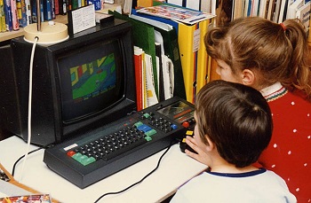 Niños trabajando en una computadora