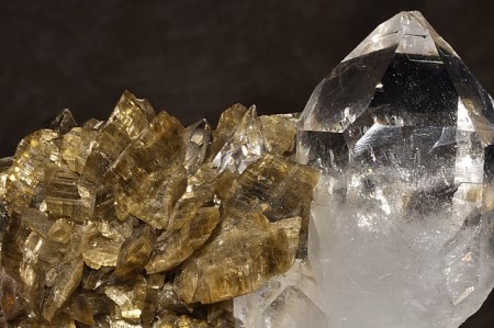 Esta imagen muestra múltiples cristales. Cuarzo, pirrotita y siderita.