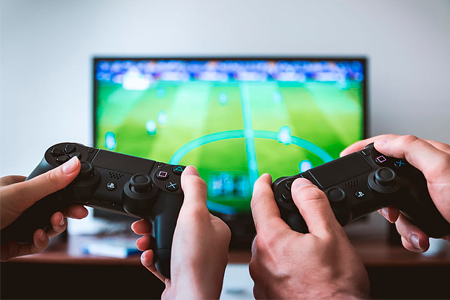 Una imagen de dos personas jugando un videojuego con sus controladores