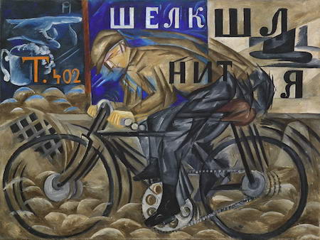 El ciclista, una pintura de Natalia Goncharova que muestra a un hombre andando en bicicleta por una calle adoquinada.