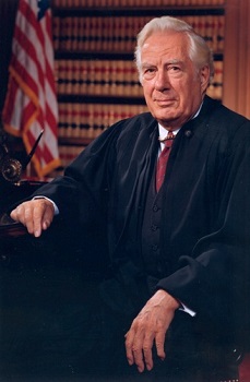 El juez Warren Burger, quien escribió la opinión de la mayoría.
