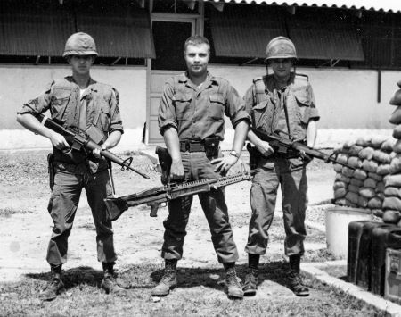 foto de tres jóvenes soldados estadounidenses armados para la batalla