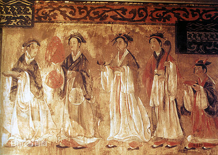 Una pintura mural de cinco mujeres con túnicas largas y rostros ovalados, cada una con un objeto diferente.