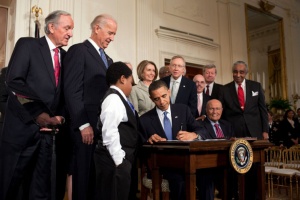 Obama firma 2010 ACA