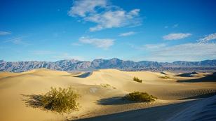 montañas y dunas del valle de la muerte