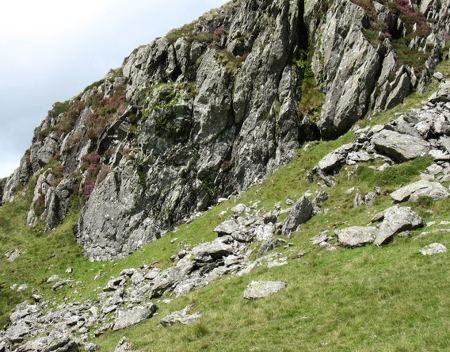 Roca erosionada por escarcha esparcida debajo de la roca madre expuesta