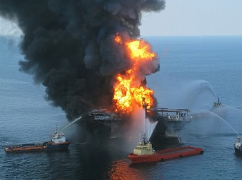 Plataforma petrolera de fuego