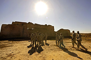 Soldados estadounidenses recorren el monasterio de San Elías en Mosul, Irak