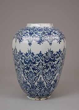 un jarrón de Delft hecho en los Países Bajos de color blanco con un diseño floral pintado en azul