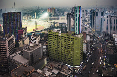 Fotografía de varios edificios altos cerca de un estadio iluminado por la noche