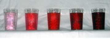 Una imagen de múltiples soluciones en vasos que aumentan en color y concentración.