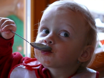 Niño comiendo con cuchara