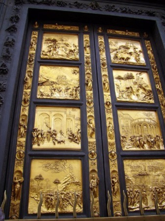 Mire ocho de los diez paneles de un enorme conjunto de puertas de bronce dorado.