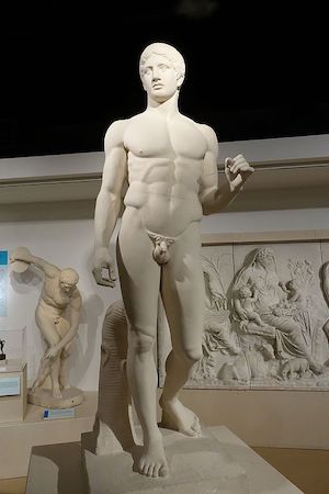 Una fotografía en color de una vista frontal de la escultura Doríforo.
